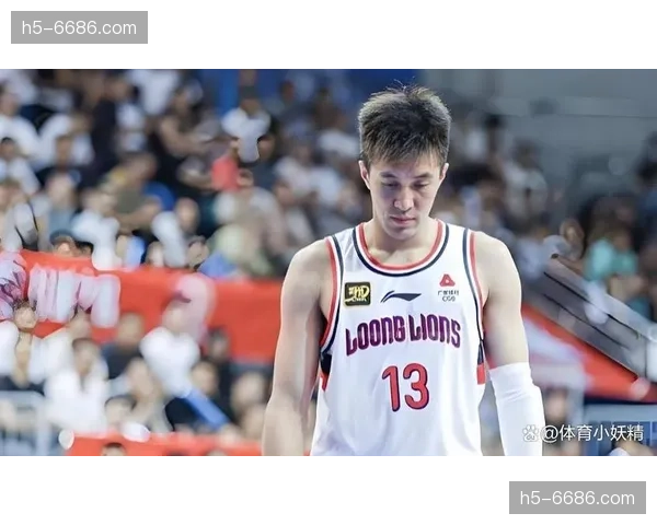 郭艾伦掩面落泪被抬离 左膝前交叉韧带损伤确诊 郭艾伦掩面落泪被抬离 左膝前交叉韧带损伤确诊